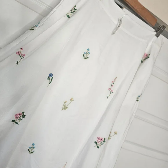 NWT Talbots Embroidered Midi Skirt - Tossed Wildflowers - Size 12 - Picture 5 of 8